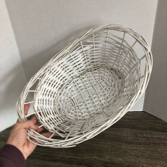 Vtg White Wicker Basket - Picture 6 of 13